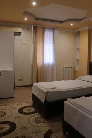 Отели типа «постель и завтрак» Roof Inn Батуми Двухместный номер с 2 отдельными кроватями-1